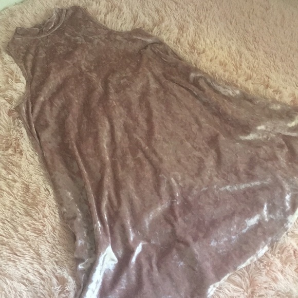 Flattering Sleeveless Crushed Velvet Dress - Picture 3 of 8